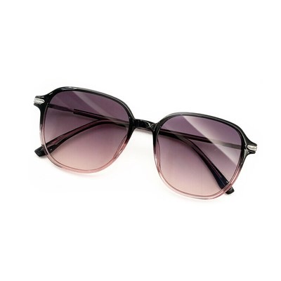 Piccoli occhiali da sole in plastica